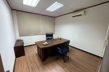 LIGHT INDUSTRIAL CUM COMMERCIAL BUILDING, PRIME SECTION 13 PETALING JAYA CLEAN NEAT UNIT