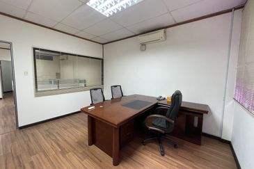 LIGHT INDUSTRIAL CUM COMMERCIAL BUILDING, PRIME SECTION 13 PETALING JAYA CLEAN NEAT UNIT