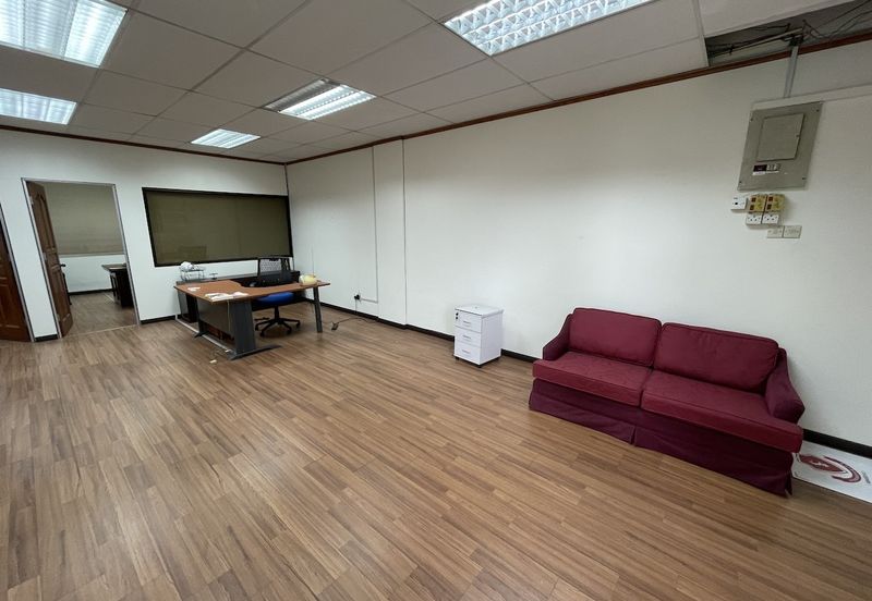 LIGHT INDUSTRIAL CUM COMMERCIAL BUILDING, PRIME SECTION 13 PETALING JAYA CLEAN NEAT UNIT