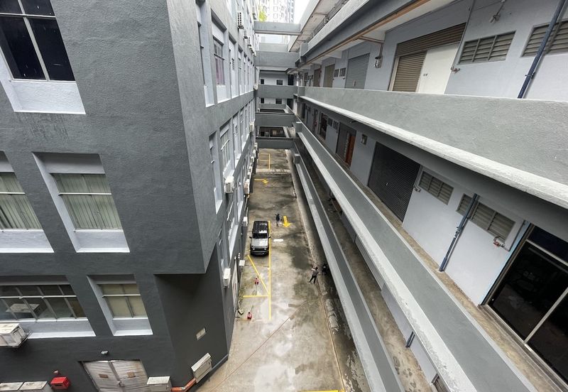 LIGHT INDUSTRIAL CUM COMMERCIAL BUILDING, PRIME SECTION 13 PETALING JAYA CLEAN NEAT UNIT