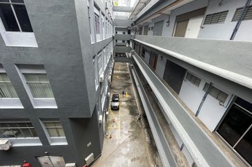 LIGHT INDUSTRIAL CUM COMMERCIAL BUILDING, PRIME SECTION 13 PETALING JAYA CLEAN NEAT UNIT