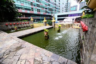 Leisure Commerce Square