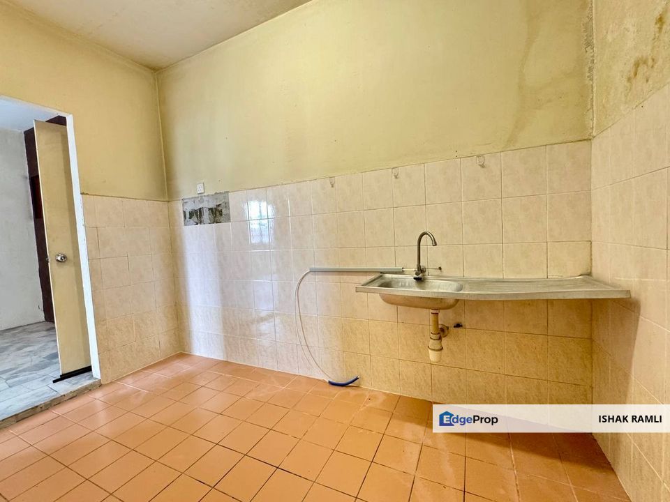 Rose Apartment, Saujana Utama, Sungai Buloh for sale Below Market , Selangor, Sungai Buloh