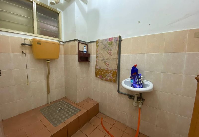 Iris Apartment, Taman Saujana Utama