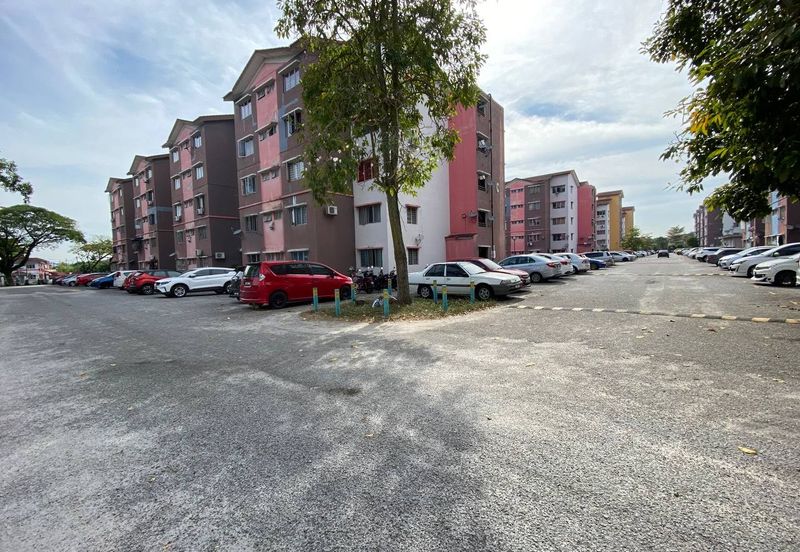 Iris Apartment, Taman Saujana Utama