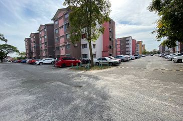 Iris Apartment, Taman Saujana Utama