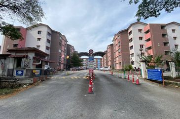 Iris Apartment, Taman Saujana Utama