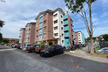 Iris Apartment, Taman Saujana Utama