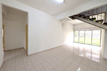 Lorong Mahkota Impian 2/36