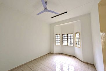 Lorong Mahkota Impian 2/36