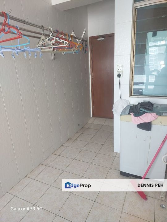 Molek Pine 1 3+1rooms Renovated House For Sale (2 Carpark), Johor, Johor Bahru