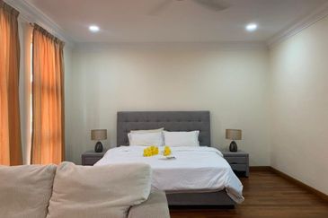 Kiara Peak (Puncak Kiara)