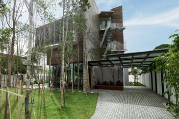 3 storey Detached house with Lift & Pool @ KL