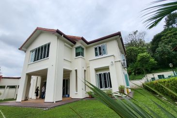 2 Storey Bungalow w Garden at Bukit Tunku