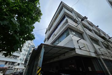 Rare End-lot 4-storey shop office with lift @ Bukit Bintang. Only 3km away from Pavilion and Lalaport BBCC.