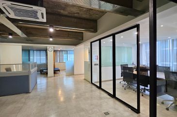 Rare End-lot 4-storey shop office with lift @ Bukit Bintang. Only 3km away from Pavilion and Lalaport BBCC.