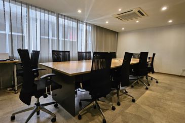 Rare End-lot 4-storey shop office with lift @ Bukit Bintang. Only 3km away from Pavilion and Lalaport BBCC.