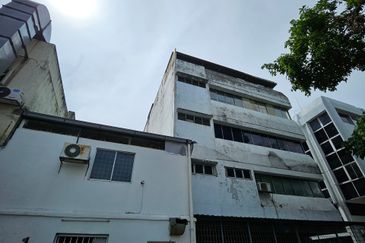 Rare End-lot 4-storey shop office with lift @ Bukit Bintang. Only 3km away from Pavilion and Lalaport BBCC.