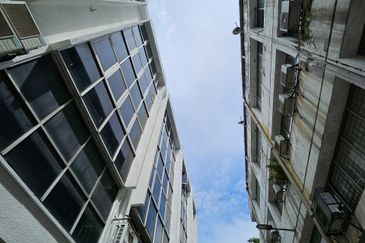 Rare End-lot 4-storey shop office with lift @ Bukit Bintang. Only 3km away from Pavilion and Lalaport BBCC.