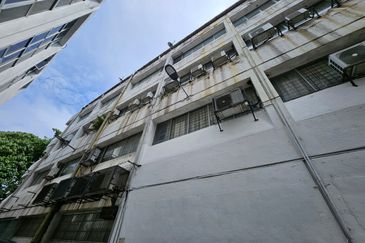 Rare End-lot 4-storey shop office with lift @ Bukit Bintang. Only 3km away from Pavilion and Lalaport BBCC.