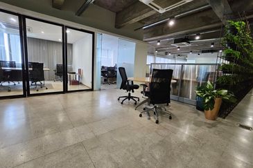 Rare End-lot 4-storey shop office with lift @ Bukit Bintang. Only 3km away from Pavilion and Lalaport BBCC.