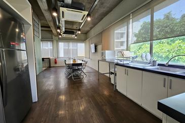 Rare End-lot 4-storey shop office with lift @ Bukit Bintang. Only 3km away from Pavilion and Lalaport BBCC.