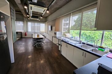 Rare End-lot 4-storey shop office with lift @ Bukit Bintang. Only 3km away from Pavilion and Lalaport BBCC.