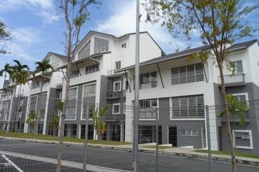 Below Market Price Duplex Townhouse at Lagoon Villas Kota Kemuning