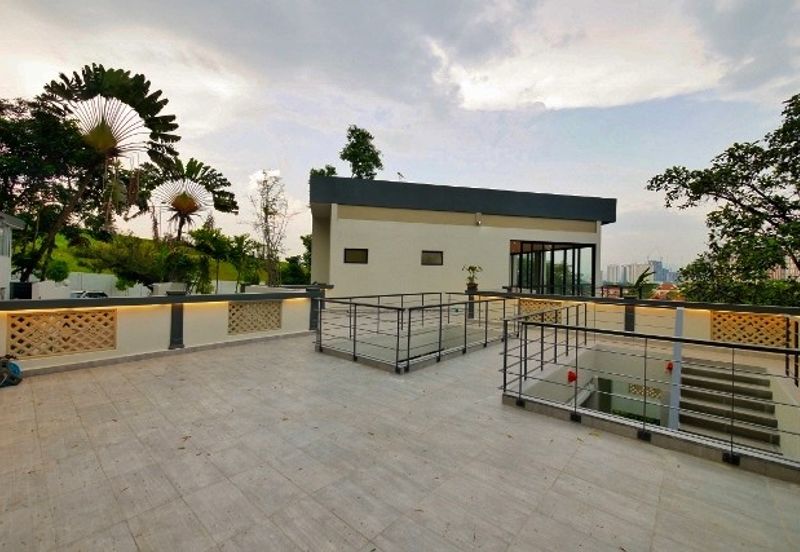 3 storey resort bungalow @ bukit tunku kenny hills for sale