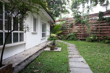 Single storey  Bungalow to let in bukit tunku