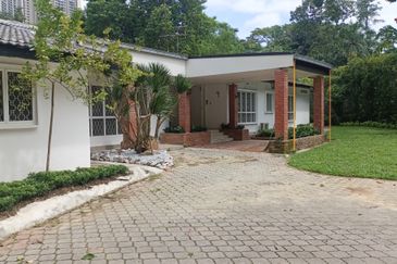 Single storey  Bungalow to let in bukit tunku