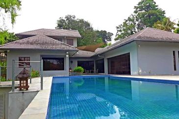 Country Heights Single Storey bungalow wt pool