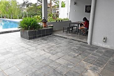 Country Heights Single Storey bungalow wt pool