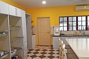 Country Heights Single Storey bungalow wt pool