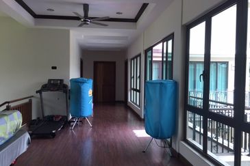 2 storey bungalow wt swimming pool