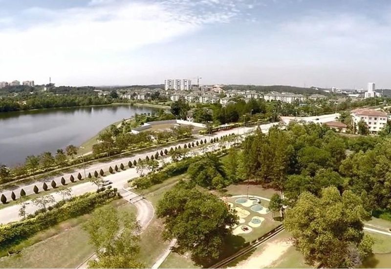 7.915 acres Commercial Land for sale