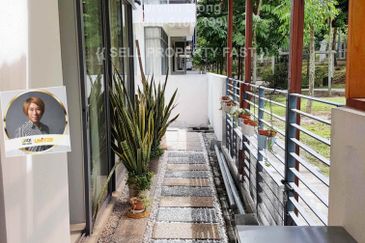 Summerglades, Perdana Lakeview West