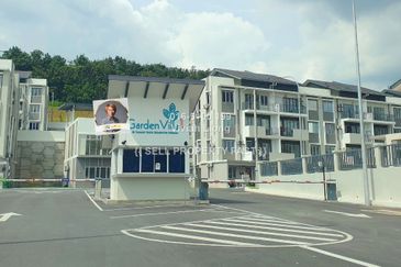 GARDEN VILLA @ Taman Tasik Semenyih Permai (1200sf with Balcony, 3room 2bath 2parking)