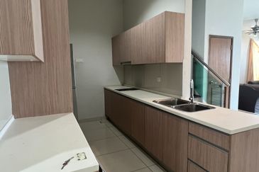 Royal Regent Sri Putramas III