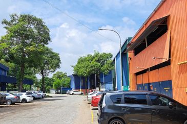 Link Factory 1.5 storey for RENT @ Puchong.