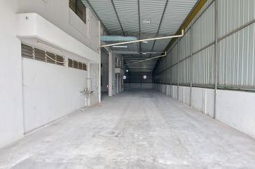 Limited semi-d factory for RENT in this prime location.