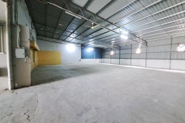 Limited semi-d factory for RENT in this prime location.