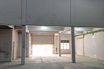 Limited semi-d factory for RENT in this prime location.