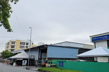 Limited semi-d factory for RENT in this prime location.