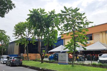 Limited semi-d factory for RENT in this prime location.