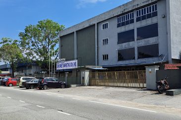 Limited semi-d factory for RENT in this prime location.