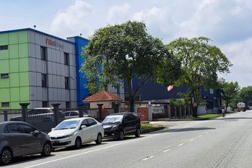 Limited semi-d factory for RENT in this prime location.