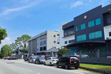 Limited semi-d factory for RENT in this prime location.