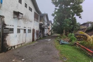 Invest Unit Facing Main Road, Double Storey Shop, Jalan Baiduri 1, Ulu Tiram