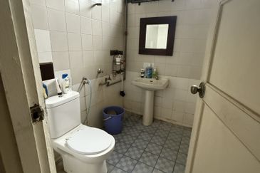 Malay Rizab Bungalow Jln Straits View, JB, Johor. 